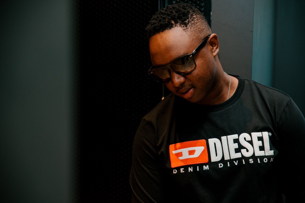 Shimza01's tweet photo. The ONLY THE BRAVE slogan spoke to me. It resonated with hunger to succeed and how I generally approach my life and speaks to my philosophy of fearlessness. Happy to finally be working with Diesel South Africa 🙏🏾 #Shimza #Diesel #DieselSA #MajorOne For successful living⛽️ https://t.co/izfhwhB48R