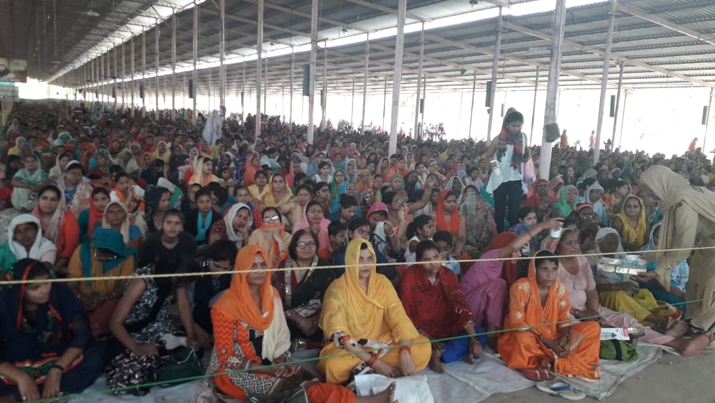 insanshobha's tweet photo. @derasachasauda Foundation Month Celebration, Barnava, Bagpat, UP on 7th April 2019. Books &amp; stationery were distributed to needy children. https://t.co/5Hroe48erp