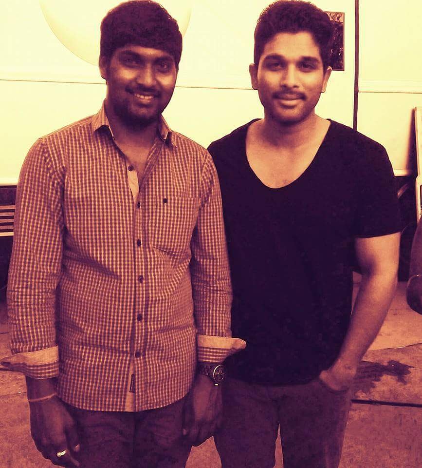 _narasimha_k's tweet photo. Happy birthday to u @alluarjun garu 
#HBDAlluArjun 
#AlluArjun 🎂👏💐💐 https://t.co/81YVlYn9bh