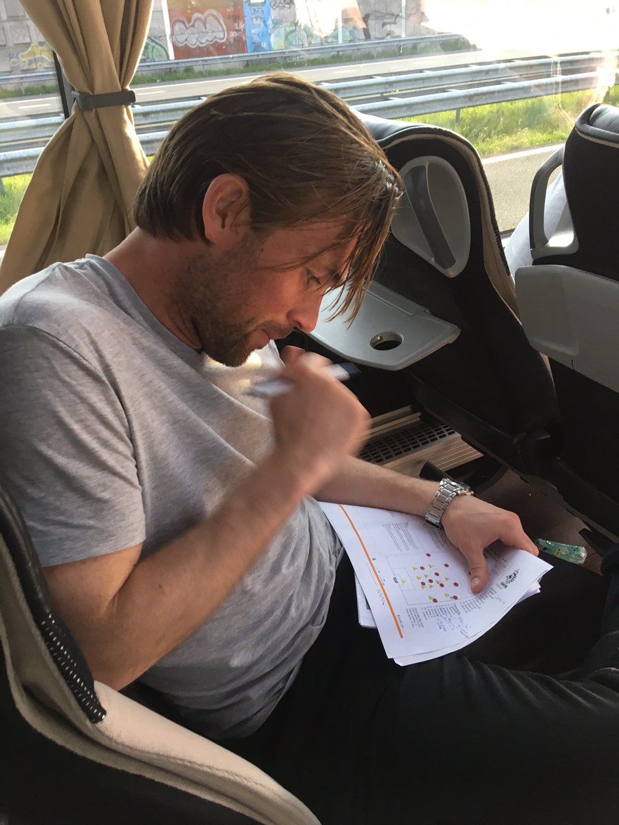 HBSFANZONE's tweet photo. Mike de Geer gaat morgen op voor zijn examen UEFA B . Vanuit Zeist komen docenten langs ter beoordeling . Vanaf 19.30 uur doceert hij de selectie . Zin om langs te komen ? Succes Mike .
#indebus #voorbereiden https://t.co/EjoIqbwPBr
