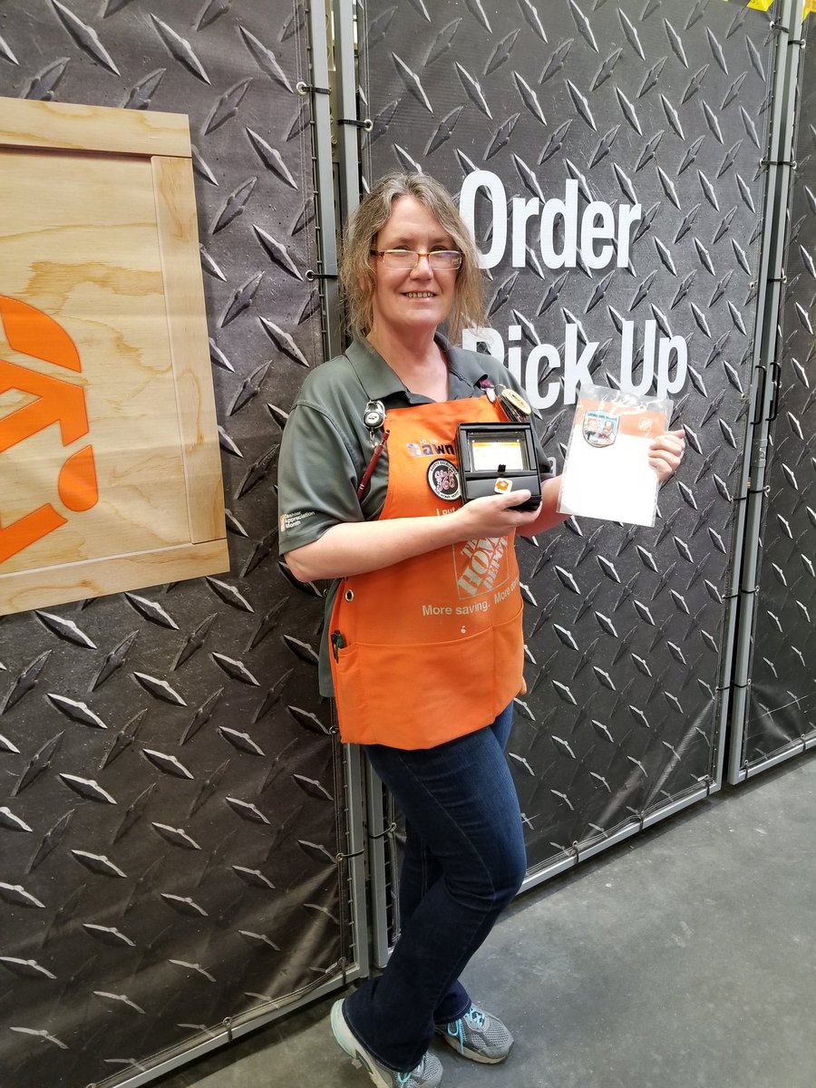 0386slidelleast's tweet photo. Celebrating the reasons for our successes! Dawn, Bonnie, Robbie &amp; Nick showing off their achievements &amp; anniversaries! #notdoneyet #ourpeoplearewhoweare #stillbeastmode @rjwoutdoors @jerseymike78 @ChrisDurand_HD https://t.co/BHX5jDwO3I