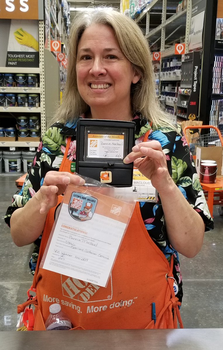 0386slidelleast's tweet photo. Celebrating the reasons for our successes! Dawn, Bonnie, Robbie &amp; Nick showing off their achievements &amp; anniversaries! #notdoneyet #ourpeoplearewhoweare #stillbeastmode @rjwoutdoors @jerseymike78 @ChrisDurand_HD https://t.co/BHX5jDwO3I