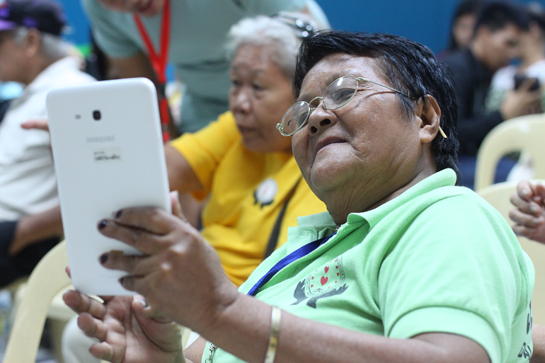 SmartNewsroom's tweet photo. Customers of @pldt wireless subsidiary @LiveSmart experience faster video loading times and fewer video stalling occurrences while on Smart’s LTE network, according to the latest analysis by @opensignal | via @techsabado https://t.co/F5R4FrGETF
#LevelUpToLTE #SmartLTENation https://t.co/P5DQBhK0he