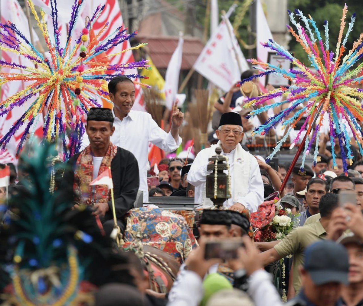 santrikiai's tweet photo. Pakde Jokowi dan Abah Ma'ruf kompak berbusana putih untuk serukan ajakan memilih yg SATU #GembiraJokowiJuara https://t.co/bQNJW2qrnu