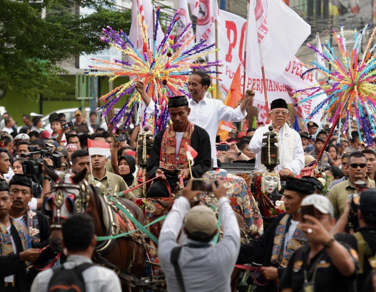 santrikiai's tweet photo. Dua jagoan putih yg siap bekerja melayani negeri #GembiraJokowiJuara https://t.co/Wjob32MmWY