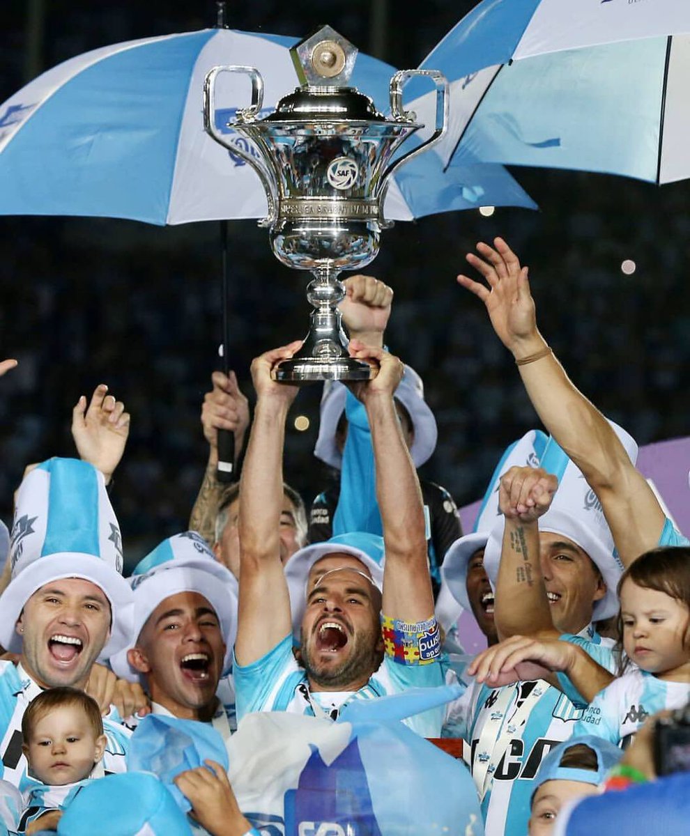 pomelo_10's tweet photo. #RacingCampeon2019 #licha15 #LichaLopez #LisandroLopez 🥂🍾🏆 https://t.co/uxtNrtfjWA