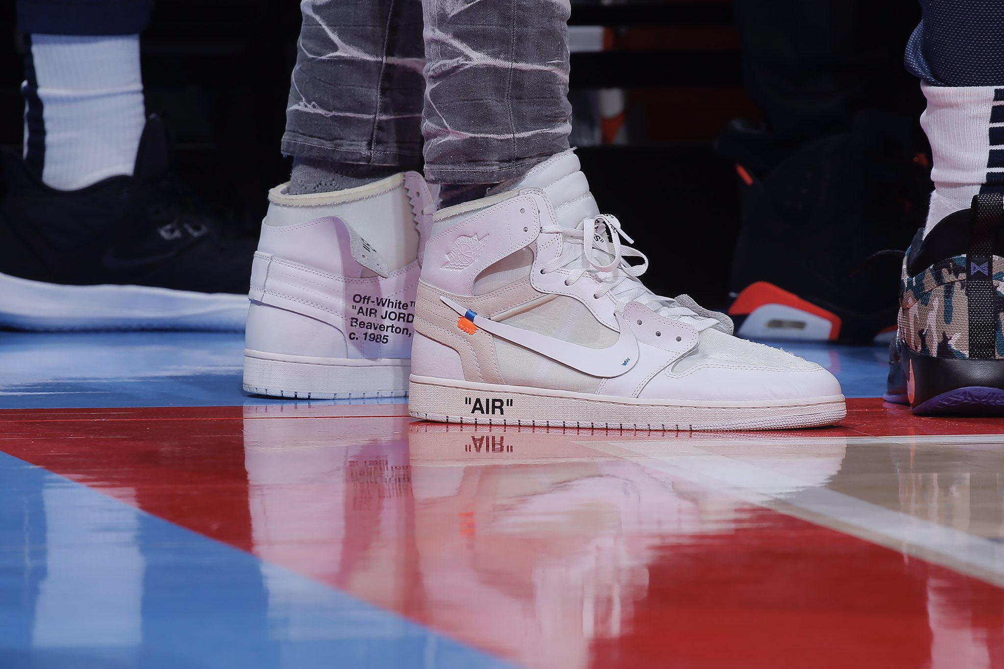 Krydret nød Knop B/R Kicks on Twitter: ".@AntDavis23 with the Europe exclusive Off-White Air  Jordan 1 in Sacramento. https://t.co/F58HBNFzLe" / Twitter