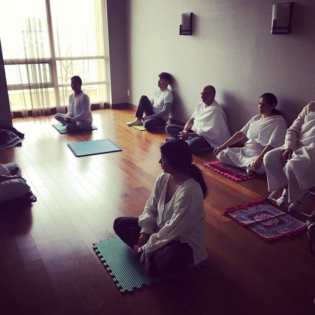 DKYCanada's tweet image. Trying NOT to think when practicing #meditation only makes our mind more rigid. In #dattakriyayoga we use soft movements in line with our breath to ease the mind and bring it closer to a state of quietude. #serenity #Mindfulness @MindfulEveryday #yogaeveryday