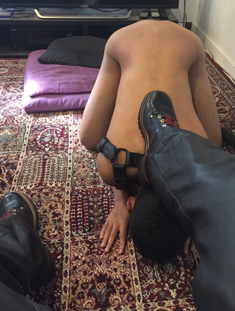 Ision11's tweet photo. @cometpupz is great to have around when your boots need a clean! #shibari #bondage #gaykink #malebondage #maleshibari #pup #sub #pupplay #pupandhandler #impactplay #kink #gaykink #painispleasure #縛り #男縛り #キンクプレイ #緊縛 https://t.co/yz6SyQ7uzm