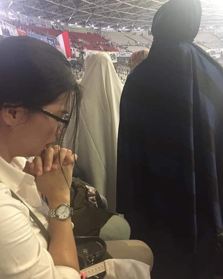 MasyaaAlloh
Ada foto yang sangat menggugah dari kegiatan di GBK 7 april kemarin
Apa Yang terpikir Dan terasa di hati sahabatku sekalian ?