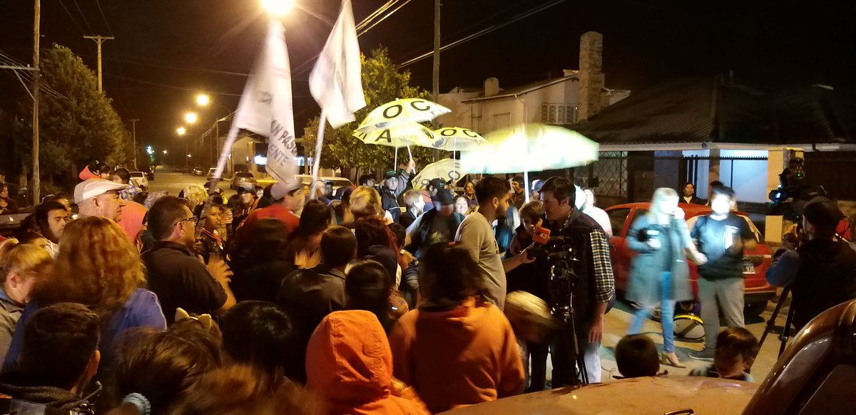 hmercere's tweet photo. Así el precandidato a intendente de Esquel @CFPasquiniESQ celebraba recién su triunfo #PASOChubut2019 @radio3trelew https://t.co/xYf9tFvw5C