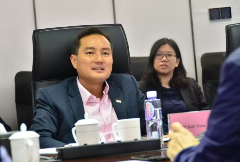 CSGKC_'s tweet photo. Mr Tan Kiat How, Chief Executive Officer of the Infocomm Media Development Authority (IMDA) @IMDAsg , led a delegation to visit Sino-Singapore Guangzhou Knowledge City. 

Link: https://t.co/7LVLQ1TIYh 

#SSGKC #GKC #GuangzhouKnowledgeCity #IMDA https://t.co/yAX8AIXWHO