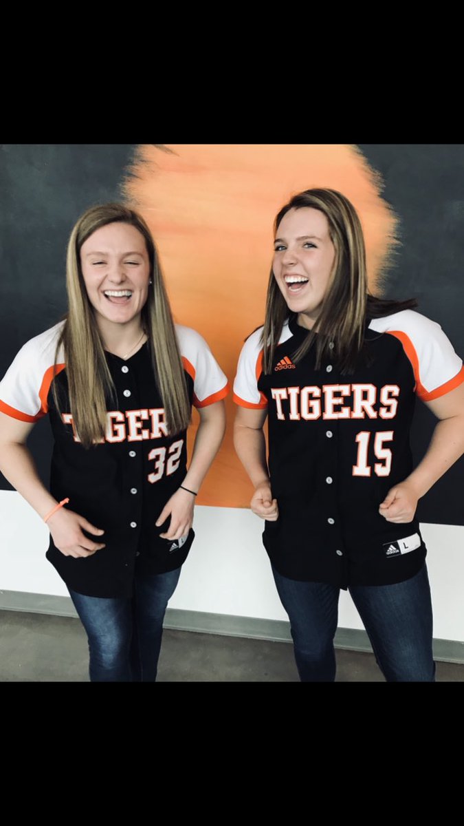 Molly_Mogensen's tweet photo. Huuuge happy birthday to my bff!!! @AbsClayton20 I hope you had the best day ever filled with big hugs and big laughs:)❤️ https://t.co/MDT6u4Rysw