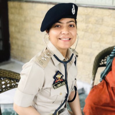 ashkooor's tweet photo. When carrying the two professions together #doctor #cop #DoCop #NewProfilePic @IndiaToday @ani @JmuKmrPolice #JKPolice always in service of nation. https://t.co/myTXK1kg07
