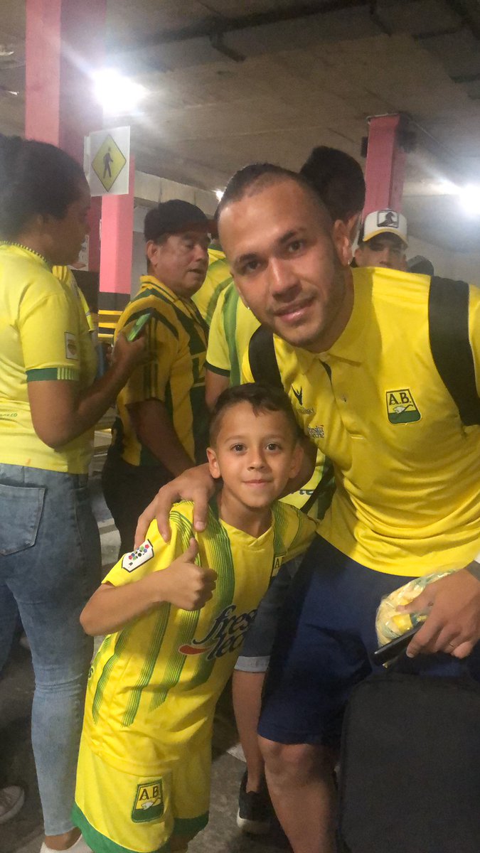 Gracias <a href="/roqueroli/">Roque Caballero</a> por hacer feliz a mi hijo. Los 9s también son pasegol como el de hoy, ya vendrán los goles. Abrazo de gol ⚽️⚽️