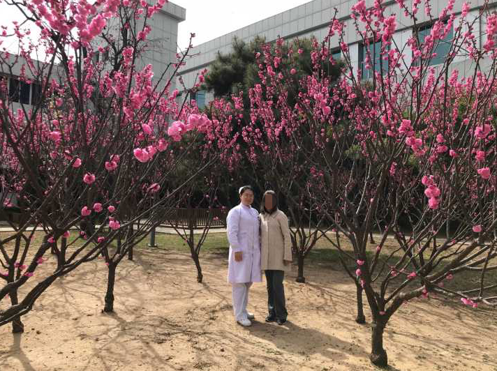 tsthospitalTCM's tweet photo. C'est la saison des fleurs en Chine, et il ne fait ni chaud ni froid. Après le traitement, les patients se promènent à l'hôpital en compagnie de nos infirmières. https://t.co/TQxBy69L8U
