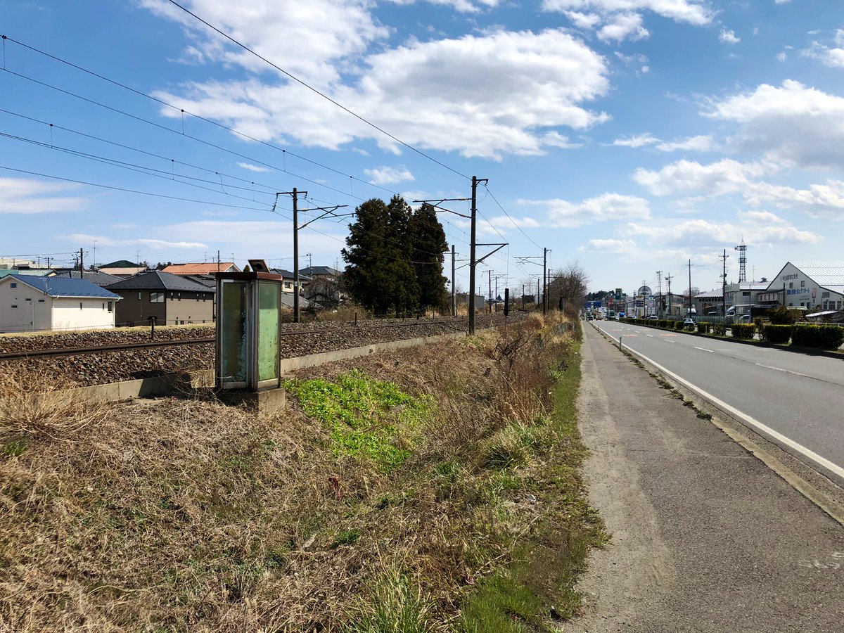 watertowerjp's tweet photo. 須賀川駅付近の東北本線。
線路脇に電話ボックスがあった。
なんだろ？ https://t.co/cAzdM5yhRa