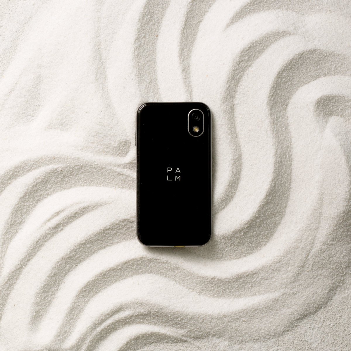 palm's tweet photo. Palm was designed to help you refocus on moments that matter most to you; to help you clear out the distraction of digital clutter. To be #ConnectedNotConsumed.
#PalmPhone https://t.co/DcMaZUkoq7
