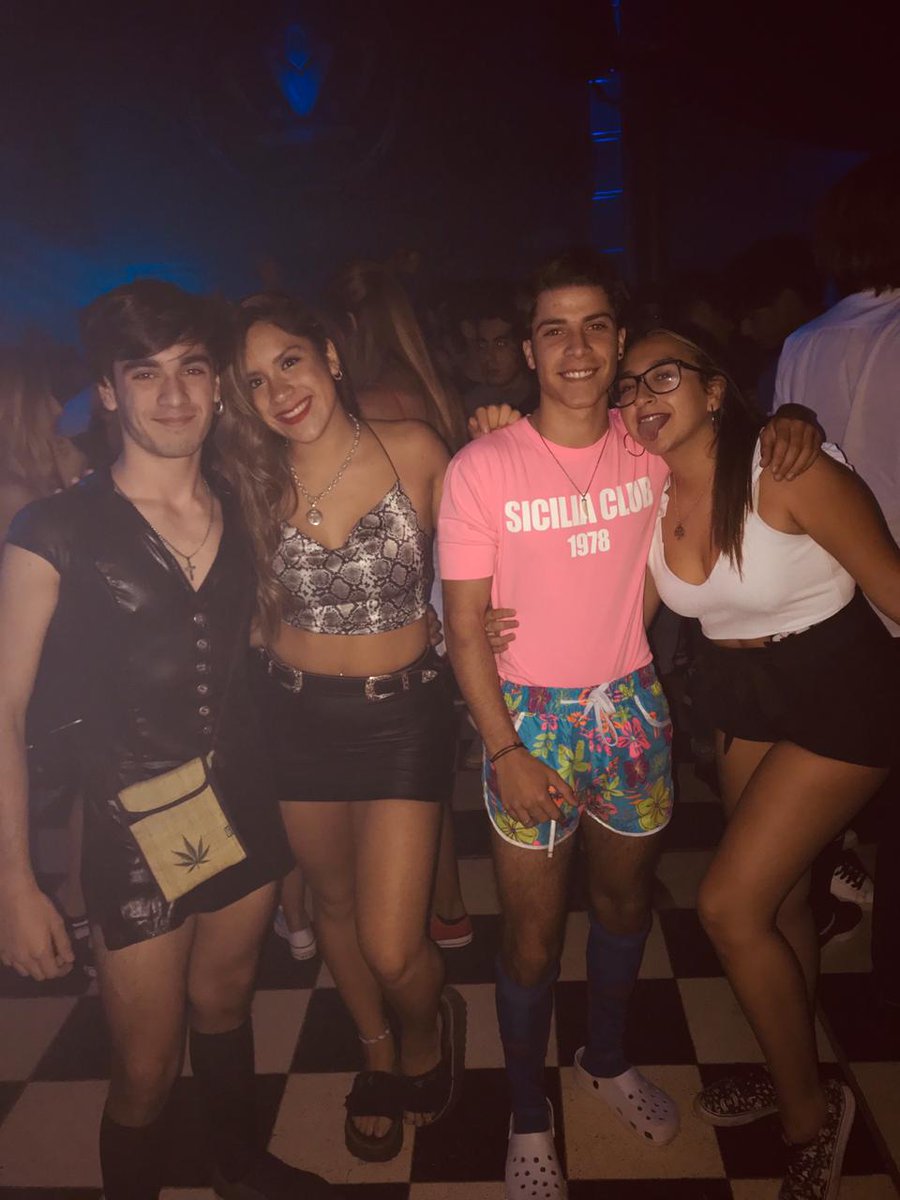 malu_perez13's tweet photo. Necesito encontrar a los dos pibes de anoche que fueron de bizarro a condesa y nos sacamos una foto. AYUDEN A ENCONTRARLOS GENTE😂😂😂
El que no le da RT es hijo de la yuta we https://t.co/Szylx0Z9mY