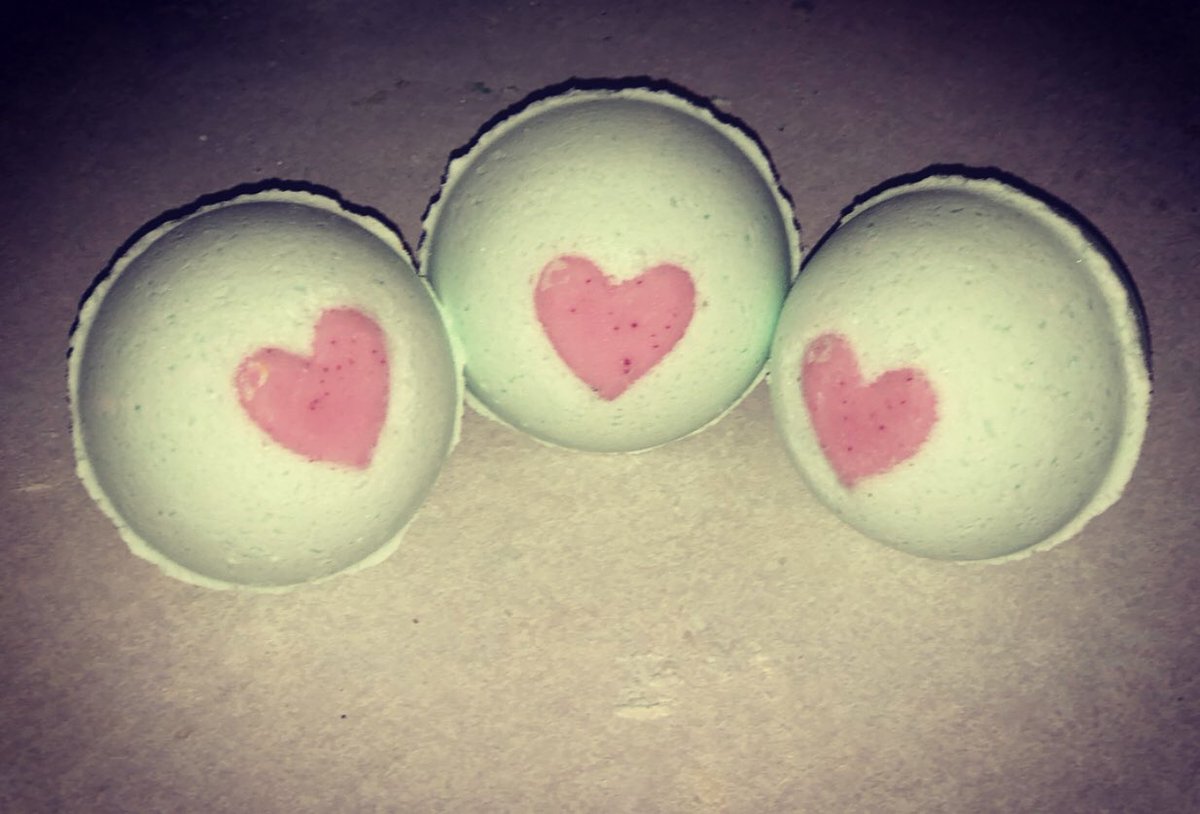 SoapsationsC's tweet photo. Made these Grinch bath bombs, infused with a personal sized heart soap you can use after the bomb has fizzled away
#Grinch #bathbomb #handmade #soap #Christmas #bathfizzy #etsy #etsyseller #etsyshop #holiday #gift #present #cute #heart #drsuess #supportsmallbusiness #aromatherapy https://t.co/TYE4SFi4TN