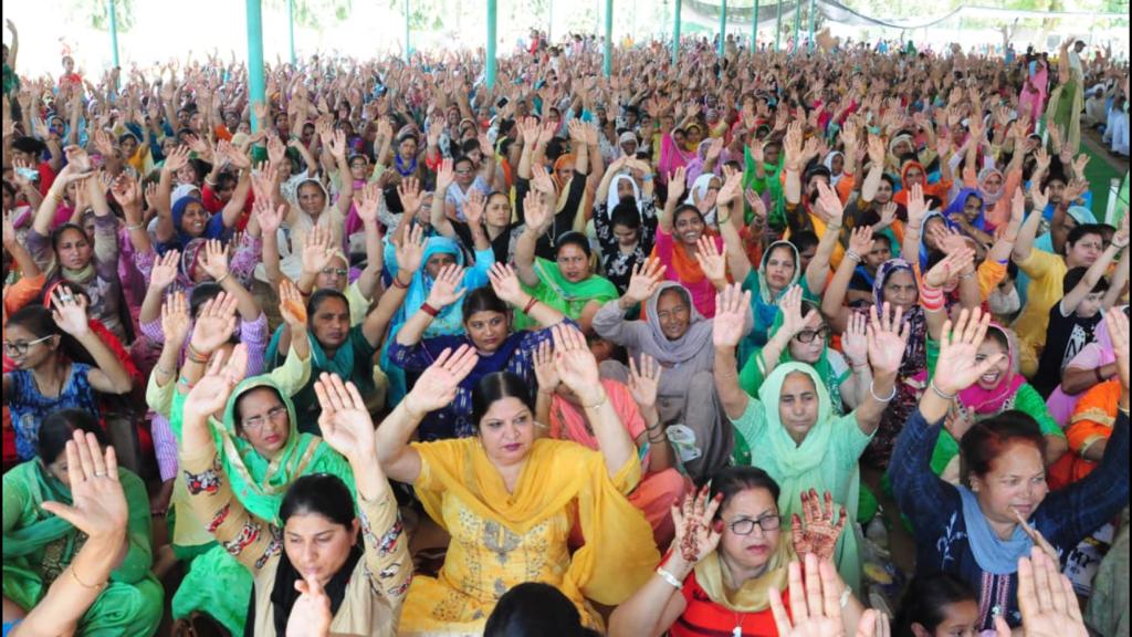 insanshobha's tweet photo. Glimpses of @derasachasauda Foundation Month Celebration, Distt. Bathinda, Punjab on 7th April 2019. Ration &amp; groceries were distributed to needy families. https://t.co/1aitMEXvUt