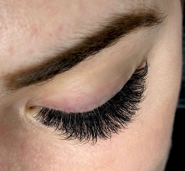 My girlfriend is off to Bali for a few weeks! I did a 4D volume set over the weekend for her. #lashes #lashextensions #eyelashes #eyelashextensions #volumelashes #sugarlashpro #lashboxla