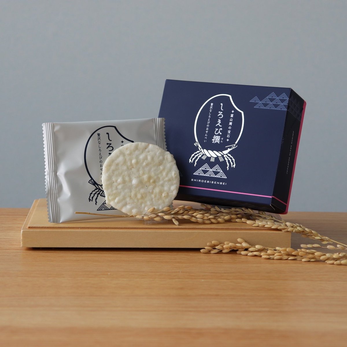 日の出屋製菓 公式 しろえびせんべい 本日金沢駅と富山駅のおみやげ処で先行発売のしろえび撰 パッケージの触りごごちがなんともう気持ちいいのです しろえびせんべい しろえび撰 しろえびせんべいの日 日の出屋製菓