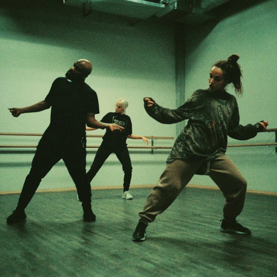 fkatwigspics's tweet photo. FKA twigs in studio https://t.co/14bMpkrZoi
