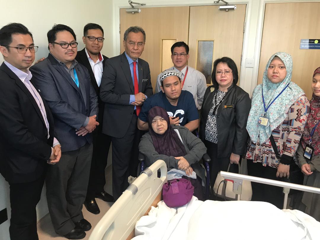 Kesempatan ziarah Dr Nur Afiqah yg kemalangan agak parah brsama 4 rakan MO di Kota Belud baru2 ini. Dirawat di Hosp QE1 olih Dr Sofan Zenian pakar neurosurgeon &amp; pasukannya

Kita doakan agar selamat menjalani segala procedur rawatan &amp; segera sembuh. Agar ibu-keluarga tabah