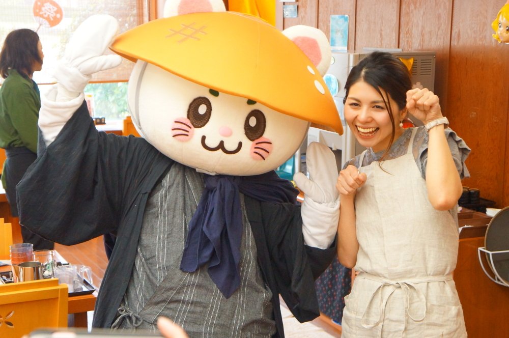 ばいにゃこさん 富山県のご当地キャラ على تويتر 天然温泉ゆらら砺波店に遊びに行ってきたぞい 一緒に地域応援通貨yell Toyamaのアンバサダーしとる さだありささんのカフェラテアート体験会が開催されとったので見学 とっても楽しかったぞい W 湯来楽 さだ