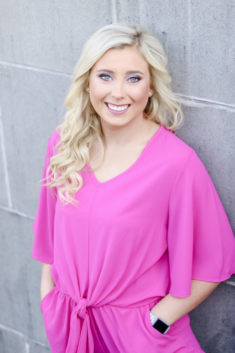 amber_durand's tweet photo. Had so much fun with these three seniors this week!!! DM me for your senior pics! I have a few more available spots before Easter 🤩 https://t.co/Q2ilctvDa8