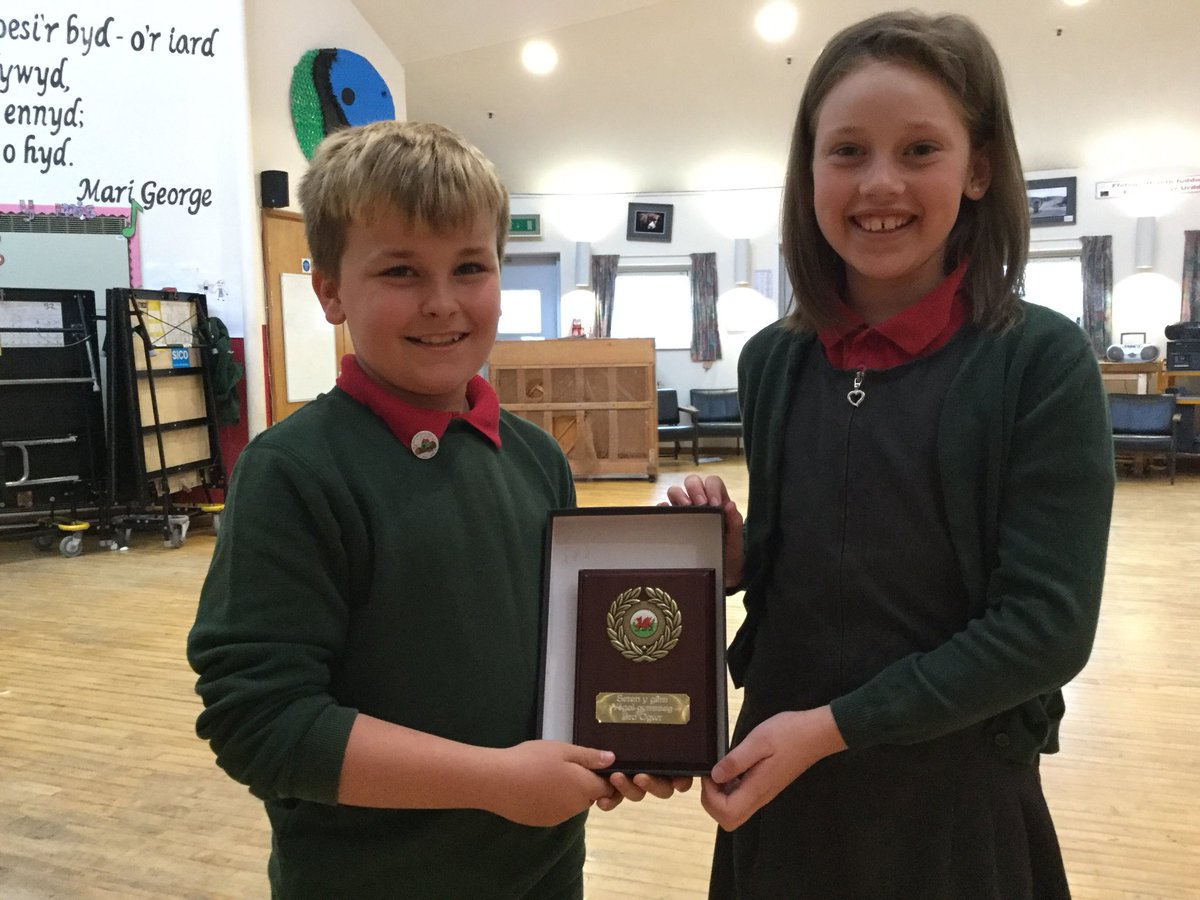 Ser y gem( pel rwyd a phel droed ) ym Mhencoed!   Stars of the game in Pencoed!( netball and football)