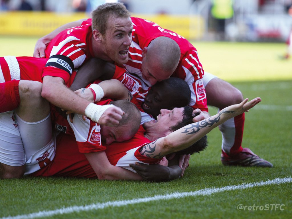📸 #Swindon players celebrate Lee Peacock’s equaliser in a 1-1 draw against #Hartlepool United at the County Ground #OnThisDay in 2006 🔴⚪ #STFC