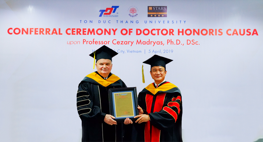 PWr_Wroclaw's tweet photo. Cezary Madryas, rector of our university, was received the title of an honorary doctor by Ton Duc Thang University @tonducthanguniv in Ho Chi Minh🇻🇳. Professor is the first rector from Poland to be honoured with such title from a Vietnamese university
➡https://t.co/9pMUNO7aSg https://t.co/RFtmvaV2Yt