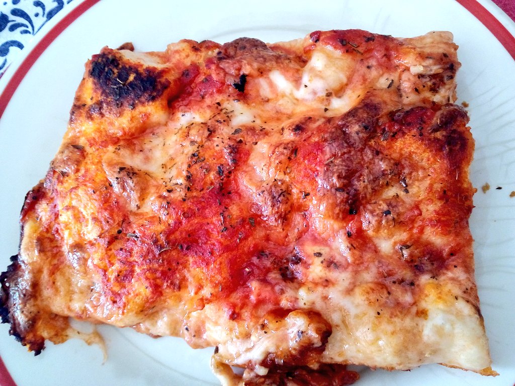 SimonaSr29's tweet photo. #Pizza....ed è subito casa 😊
Impastata, condita,cotta dallo zio Piero 😍❤
#food #foodporn #italianfood #foodhome #likepizza #good https://t.co/16xYru9VpG