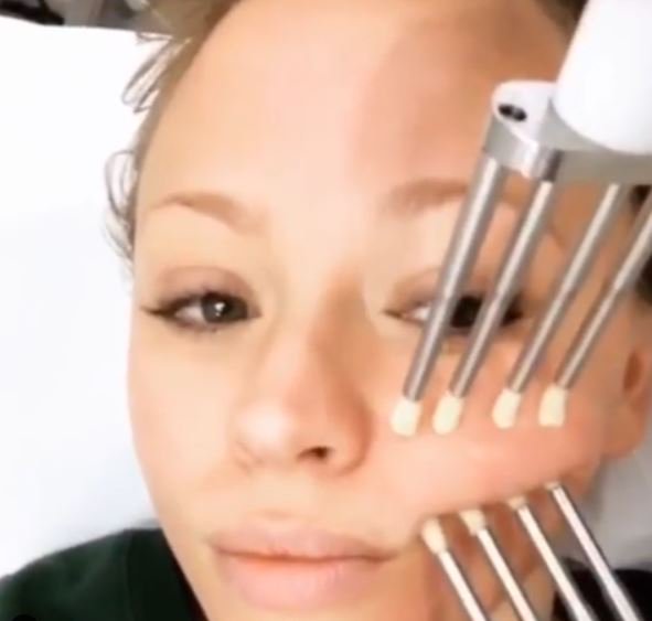 CACI_Beauty's tweet photo. SPOTTED @KimberleyJWalsh having a #CACI #microcurrent #facial with the celeb facialist @ShaneCooperUK 
#nonsurgical #facefirming #facialtreatment #celebbeauty #antiagingfacial #skingoals #beautytips #beautyblogger
Image credits #kimberleywalsh https://t.co/RGshhAnChH