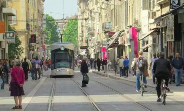 FrenchTechAM's tweet photo. ACTU ECOSYSTEME 👉 #ShopInSud, une plateforme qui vient à à la rescousse des commerçants du centre ville de #Marseille ➜ https://t.co/xRZehf8YtI via @MadeMarseille https://t.co/F7CMXjsb6X