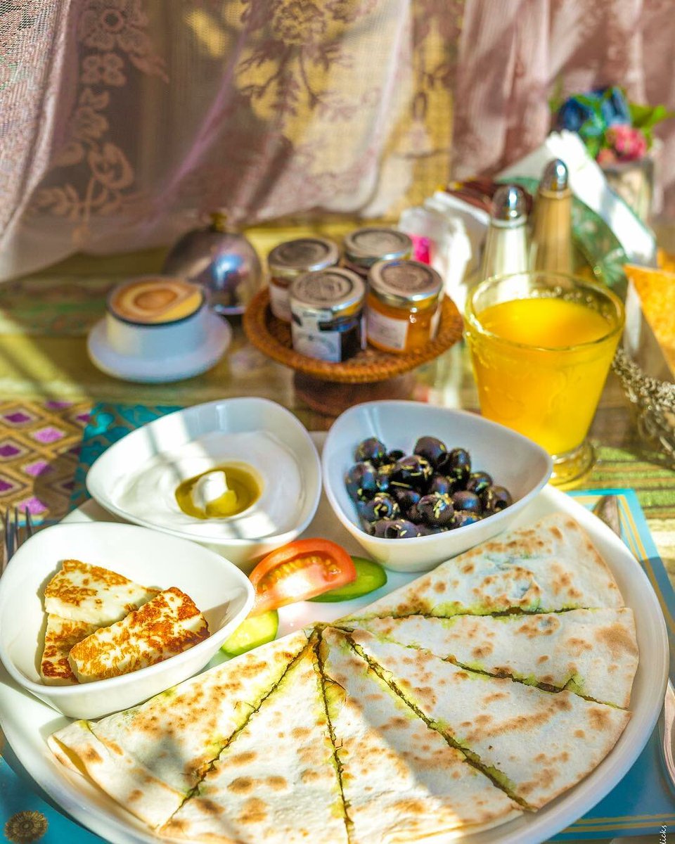 Shakespeare and Co tweet media