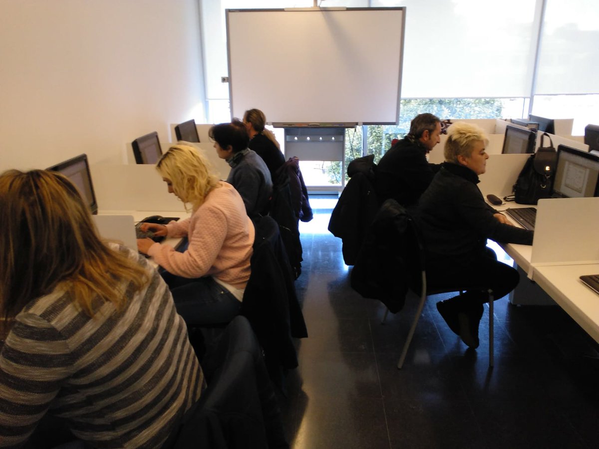ConTuEmpleo's tweet photo. 📸:Curso TIC PIOME en #Castrillón. 
♻No te quedes sin saber manejar un ordenador. 
Si tienes entre 30 y 54 años y estás en #desempleo desde hace más de un año, tú también puedes participar; Infórmate en tu oficina de empleo #PIOME #formaciónTIC #reciclate ♻♻ https://t.co/wgEzlCVoRV