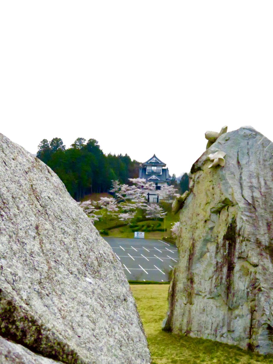 ホタルのおっちゃん 今日の帰り道 何年ぶりだろう 石の風車に寄ってみた おっちゃん お土産のおじちゃんと仲良しなんじゃけど 久しぶりに会えて 元気そうで何よりでした 石の風車 常山公園 高梁市有漢町