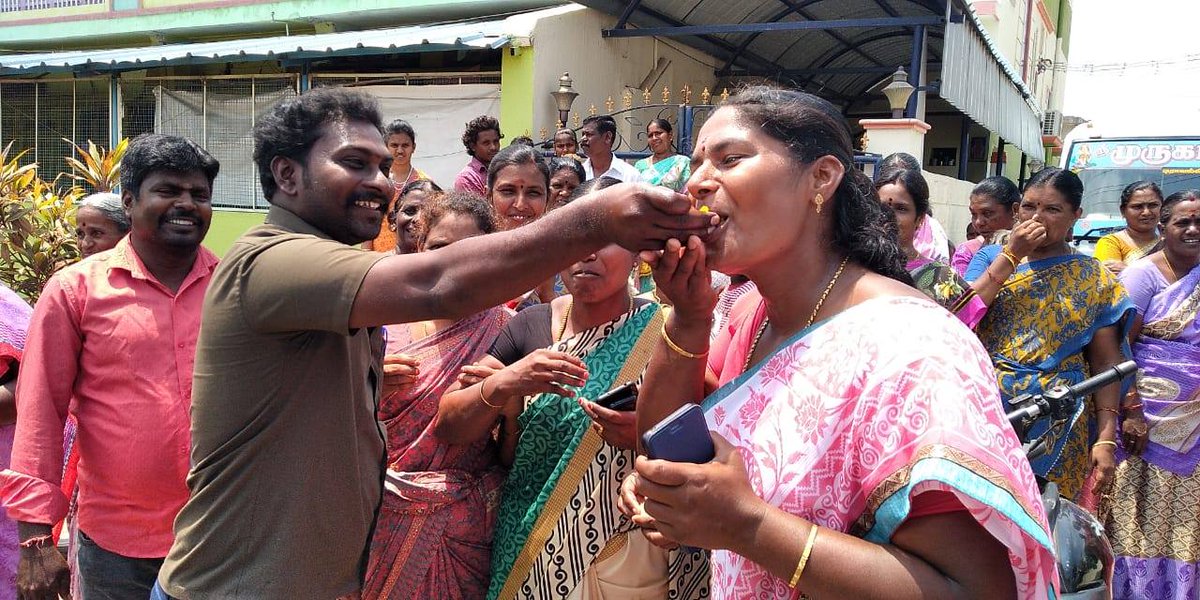 weluvcoimbatore's tweet photo. எட்டுவழிச்சாலை திட்ட அரசாணை ரத்து செய்யப்பட்டது விவசாய மக்களுக்கு நிம்மதி அளிக்கும் தீர்ப்பு எனக் கூறி சேலம் ராமலிங்கபுரம் பொதுமக்கள் மற்றும் விவசாயிகள் வெடிவெடித்து இனிப்பு வழங்கி கொண்டாடினர். https://t.co/Q9QWi9AUL7
