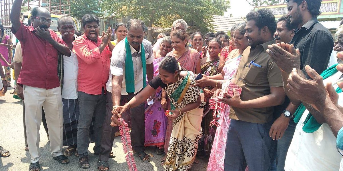weluvcoimbatore's tweet photo. எட்டுவழிச்சாலை திட்ட அரசாணை ரத்து செய்யப்பட்டது விவசாய மக்களுக்கு நிம்மதி அளிக்கும் தீர்ப்பு எனக் கூறி சேலம் ராமலிங்கபுரம் பொதுமக்கள் மற்றும் விவசாயிகள் வெடிவெடித்து இனிப்பு வழங்கி கொண்டாடினர். https://t.co/Q9QWi9AUL7