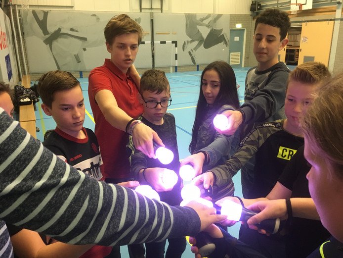 Sportservice_NB's tweet image. Een primeur in Uden: vrijdag ging daar de Gezonde School Challenge van start. Een door de TU Eindhoven ontwikkelde app motiveert Udense leerlingen voor een gezonde leefstijl. Een mooie samenwerking ontstaan vanuit het #vitalitylivinglab. Lees meer 👉 ssnb.nl/gezonde-school…