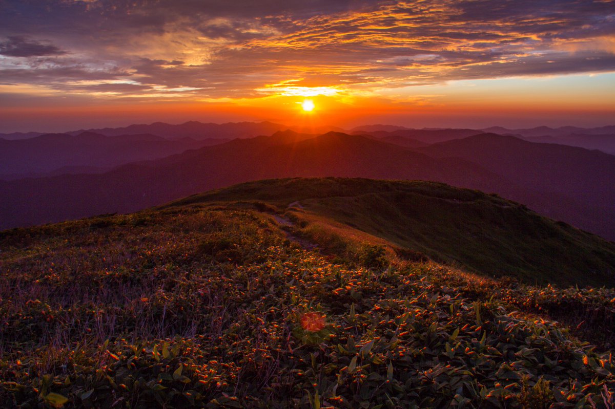 2019KWV's tweet photo. こちらのは「山形県」の「朝日連峰」で撮られた写真です！
撮ってから半年ぐらい経ちますが、これ以上の写真がなく延々と使い回しています笑
ジャンルとしては「縦走」の写真です！

#春から慶應 #慶應新歓 #ワンダーフォーゲル #やっぱり山が好き https://t.co/toFRn7eAjX