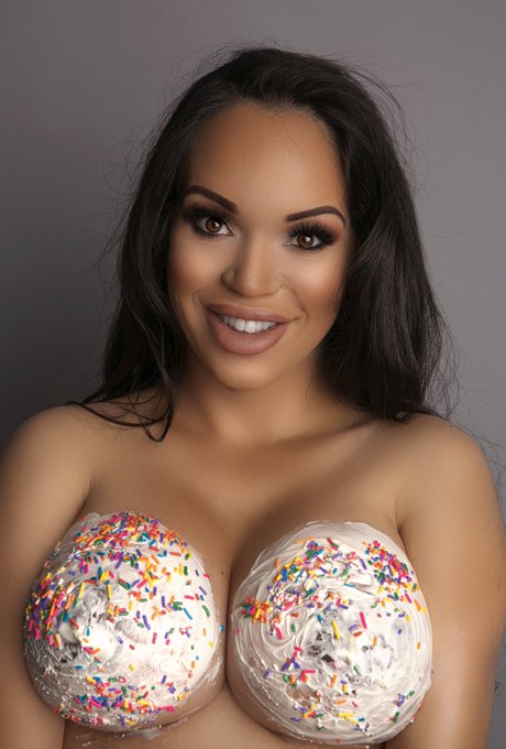 &ldquo;F**k being tamed, I&rsquo;d rather be wild.&rdquo;  😜  𝓑𝓲𝓻𝓽𝓱𝓭𝓪𝔂 𝓖𝓲𝓻𝓵❗️❗️❗️  ✨🥳🎉🧁2️⃣5️⃣ CAKES ON CAKES BETCHHH❗️❗️❗️<a href="/tag/iwin"class="tags"><span>#iwin</span></a>