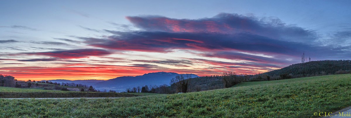 MeteoMoia's tweet photo. #Panorames de l'#Albada d'avui des de #Collsuspina #Moianès en vistes al #Montseny @meteocat #324eltemps @bcnmoltmes @AlfredRPico @ARAmeteo @meteorac1 @meteo8aldia @alcantara_alb @rbartolisala @gemmapuigf @SoniaPapell @eloicordomi @Cat_Meteo @MeteoMauri https://t.co/QN5gkDYJgr