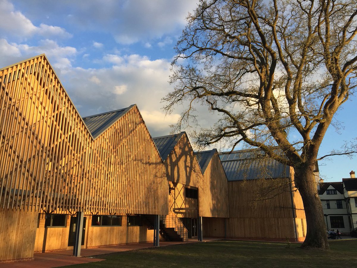 #kindcentrum #gebouwvoorkinderen #referentie #inspiratie: groepsruimten meer #lucht, #licht en #ruimte? Een #zadeldak op een ruimte geeft direct een heel ander ruimtelijk gevoel.

archdaily.com/877262/bedales…