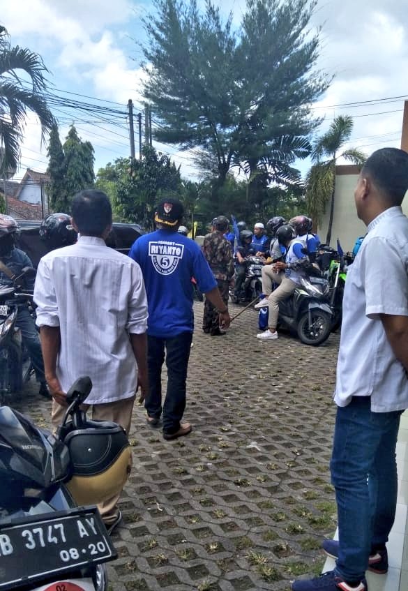 setyakie's tweet photo. Hari ini ada masa salah satu paslon pilpres yang akan memakai halaman kantor PP @muhammadiyah Cik Di Tiro Jogja sebagai tempat singgah, beruntung sesuai Instruksi PP Muhammadiyah, karyawan meminta kantor bersih dr aktivitas kampanye. Akhirnya mereka berpindah #MuhammadiyahNetral https://t.co/O21Xnnwl0a