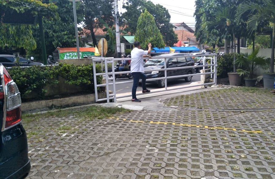 setyakie's tweet photo. Hari ini ada masa salah satu paslon pilpres yang akan memakai halaman kantor PP @muhammadiyah Cik Di Tiro Jogja sebagai tempat singgah, beruntung sesuai Instruksi PP Muhammadiyah, karyawan meminta kantor bersih dr aktivitas kampanye. Akhirnya mereka berpindah #MuhammadiyahNetral https://t.co/O21Xnnwl0a