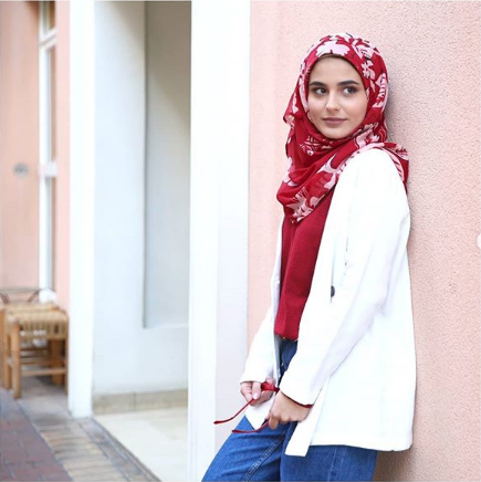 DinaHalim3's tweet photo. Traditional babushka dolls have always been decorated with florals, stems, leaves, and buds. This one is for the rose lover. https://t.co/Y0ZFDO2n5x 
#Bokitta #HijabFashion #Hijab #HijabLovers #InstantHijab #PinlessHijab #ModernFashion #HijabStyle #RoseHijab #BLueHijab https://t.co/1bCnXyRVi6